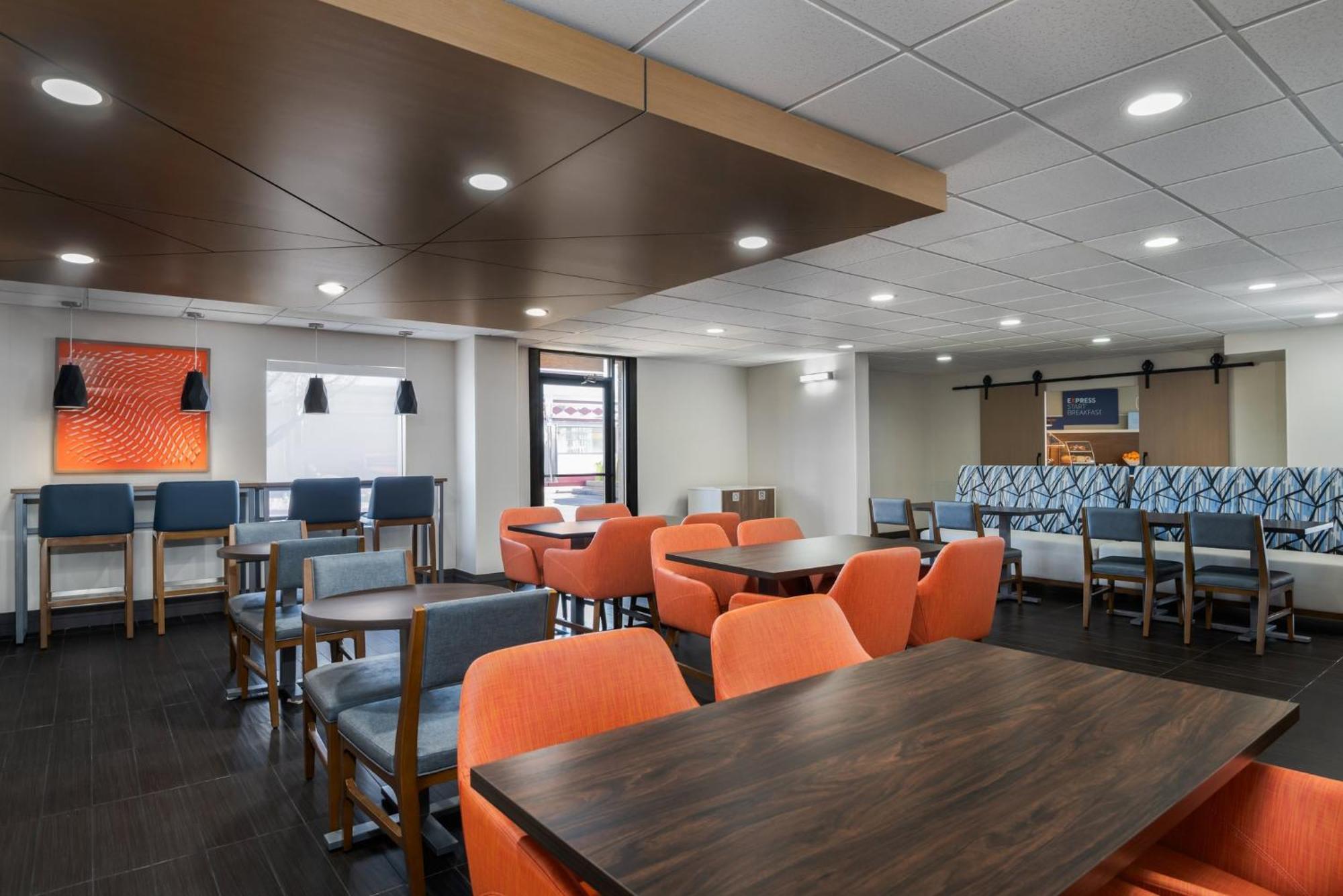 Holiday Inn Express Hotel & Suites Bentonville By Ihg Екстериор снимка